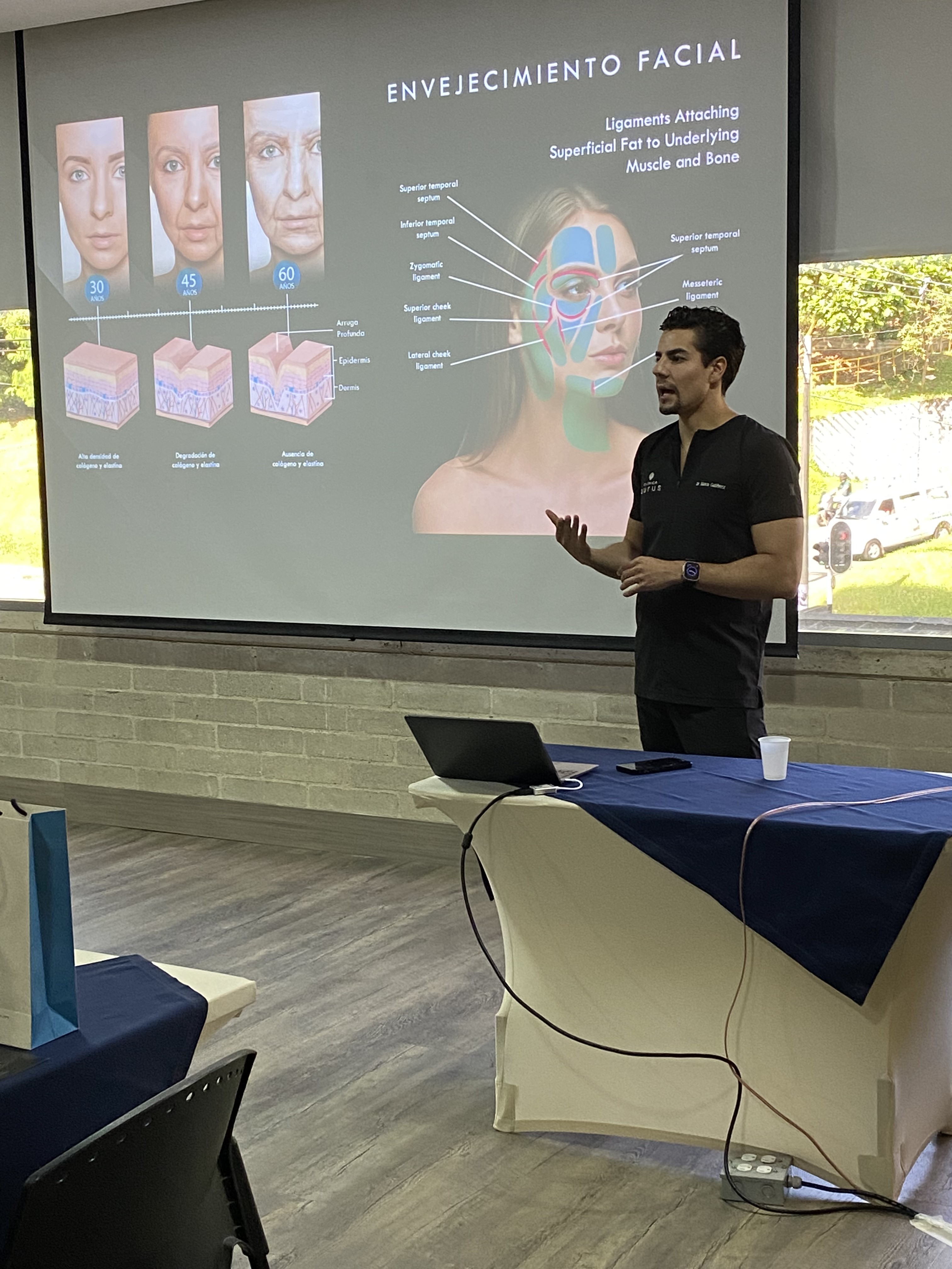 Equipo CAEMS compartiendo conocimiento sobre envejecimiento facial en una sesión educativa